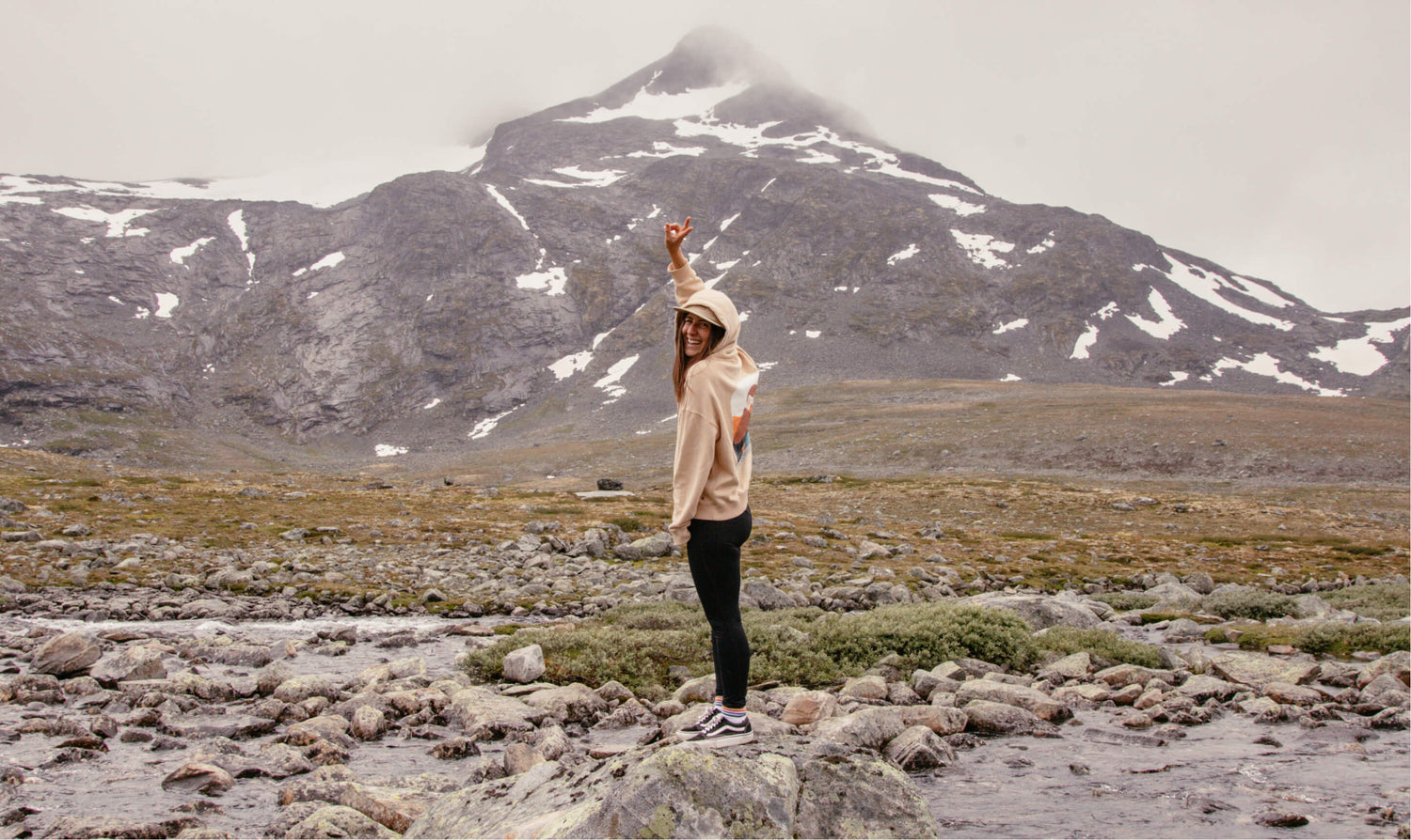 Angie in den Bergen von  Norwegen, mit dem neuen upgecycelten Phil und Lui Hoodie.