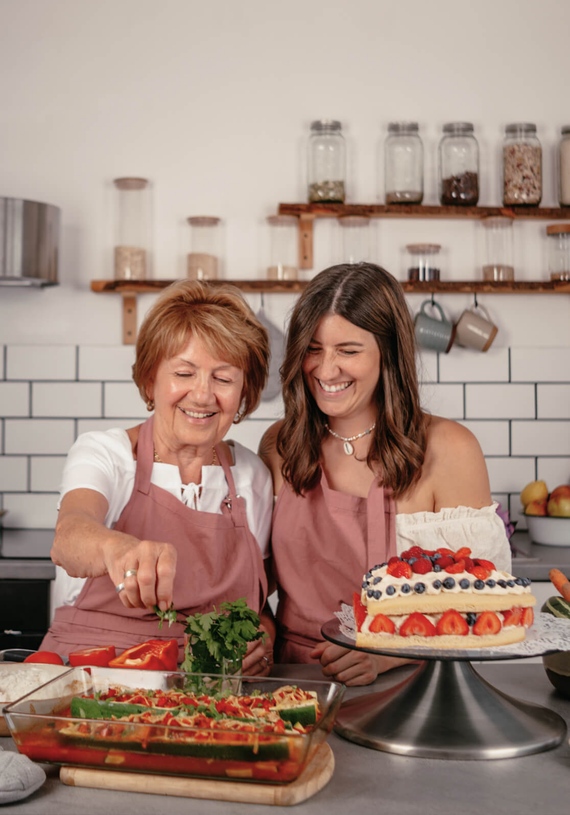 Angie und Oma Inge kochen zusammen Zucchiniauflauf in der Küche von Angie.