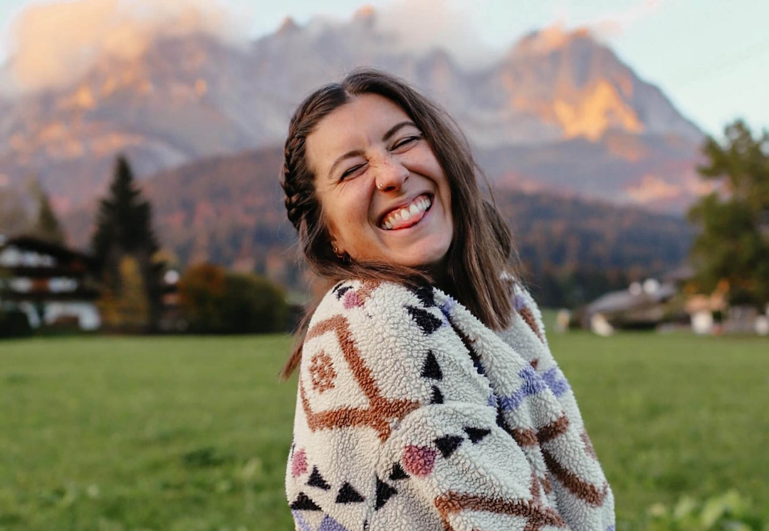 Angie ist am Grinsen in den Bergen.
